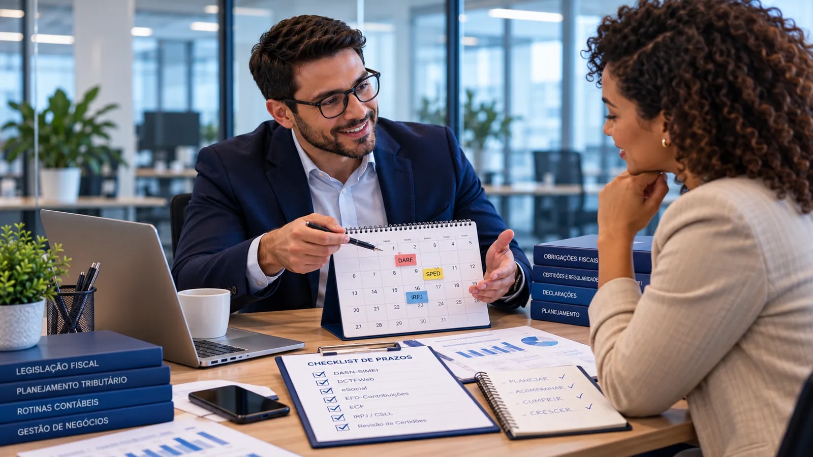 Consultor da WJB mostrando um calendário de obrigações fiscais (DARF, SPED, IRPJ) e um checklist de prazos a uma cliente