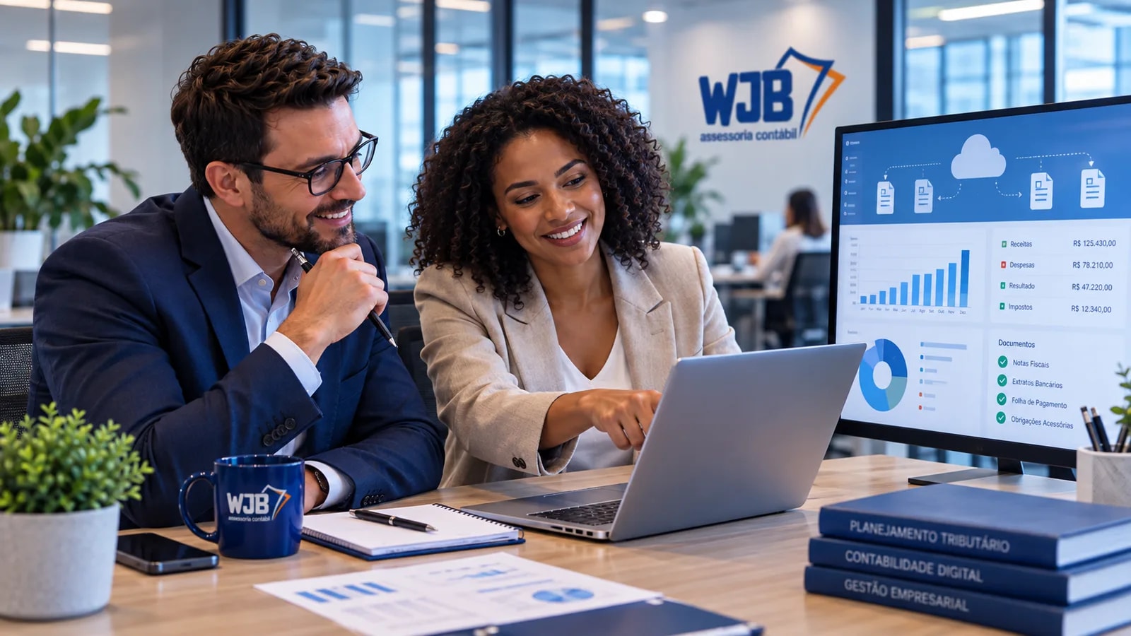 Consultora e cliente da WJB revisando um painel de contabilidade digital em dois monitores, com fluxo de documentos e indicadores financeiros exibidos em tela
