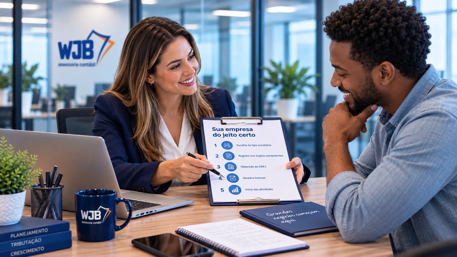 Consultora da WJB apresentando um checklist com as etapas de abertura de empresa a um cliente