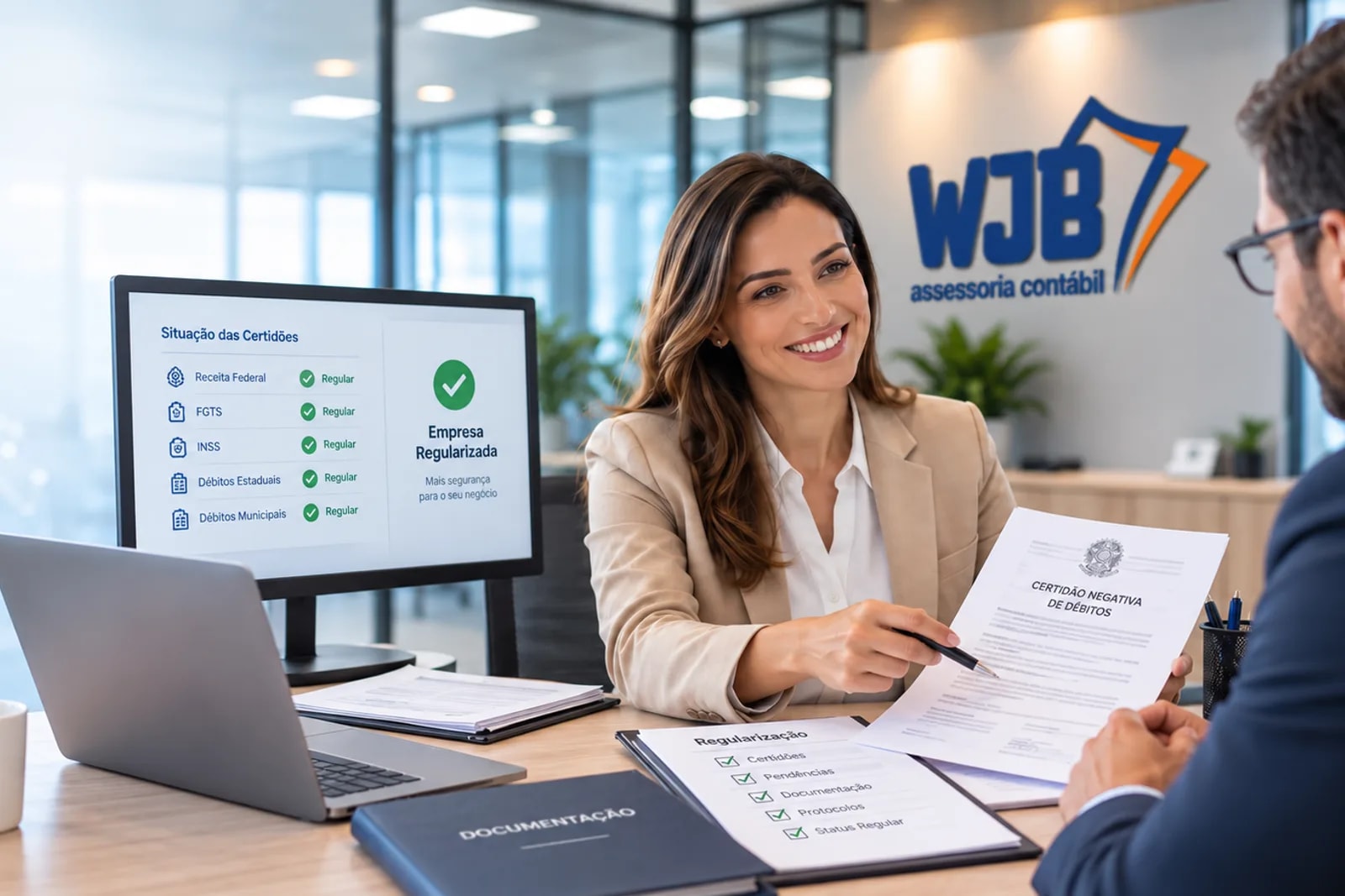 Consultora da WJB mostrando certidão negativa de débitos a cliente, com painel de situação das certidões regularizadas em tela ao fundo