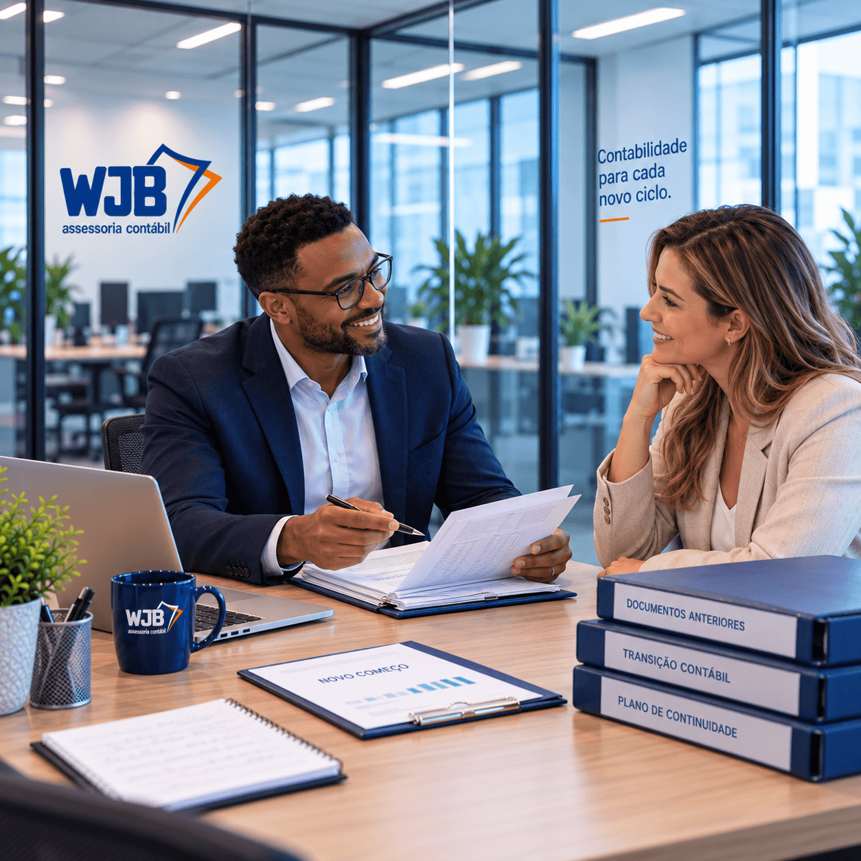 Consultor da WJB mostrando um checklist de certidão a uma cliente, com pastas de certidões e regularização na mesa