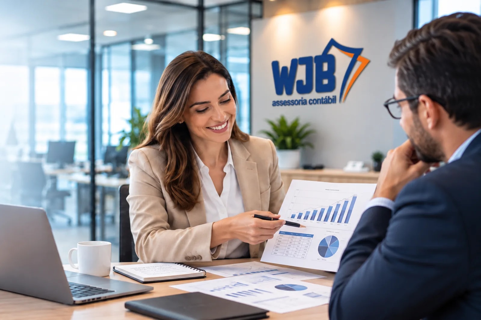 Consultora da WJB apresentando indicadores e gráficos de gestão a cliente