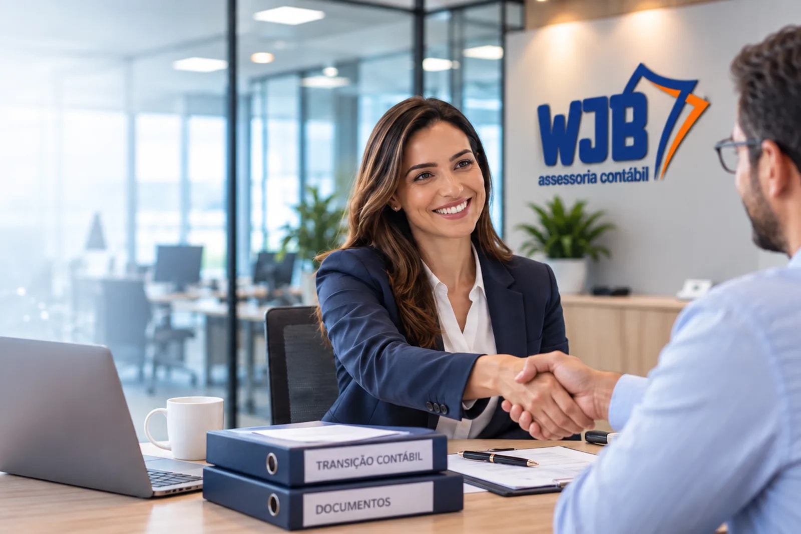 Consultora da WJB cumprimentando cliente com aperto de mãos, com pastas 'Transição Contábil' e 'Documentos' na mesa