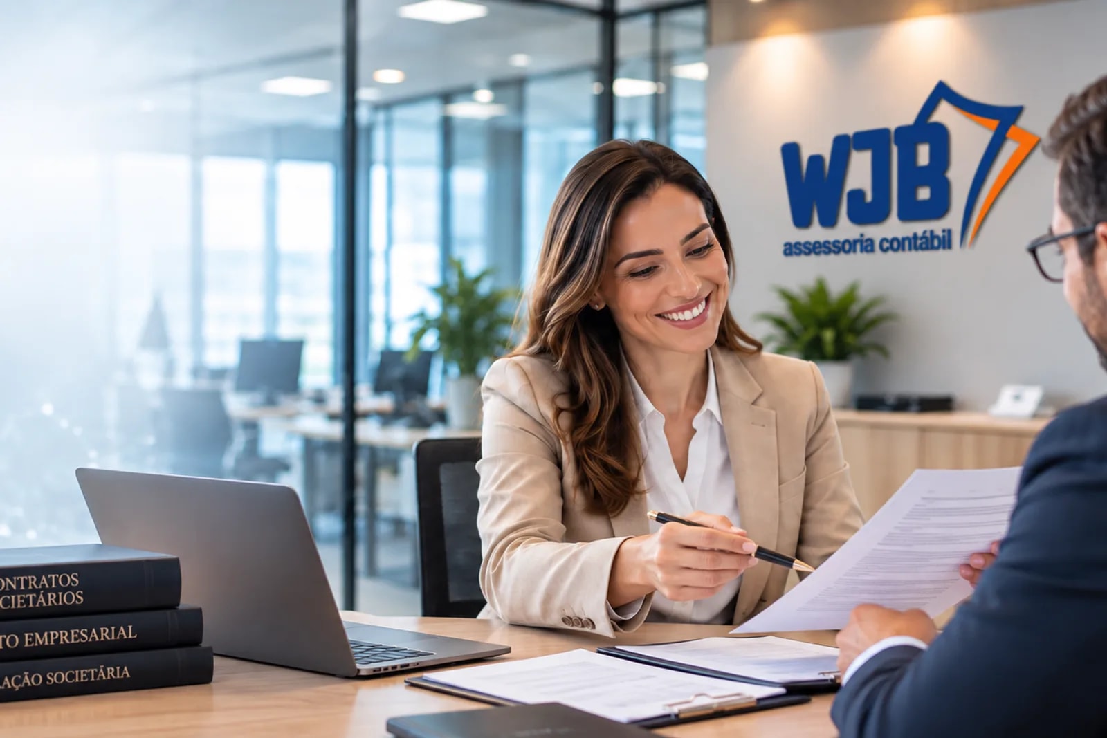 Consultora da WJB entregando documento societário a cliente, com livros de contratos e legislação societária na mesa