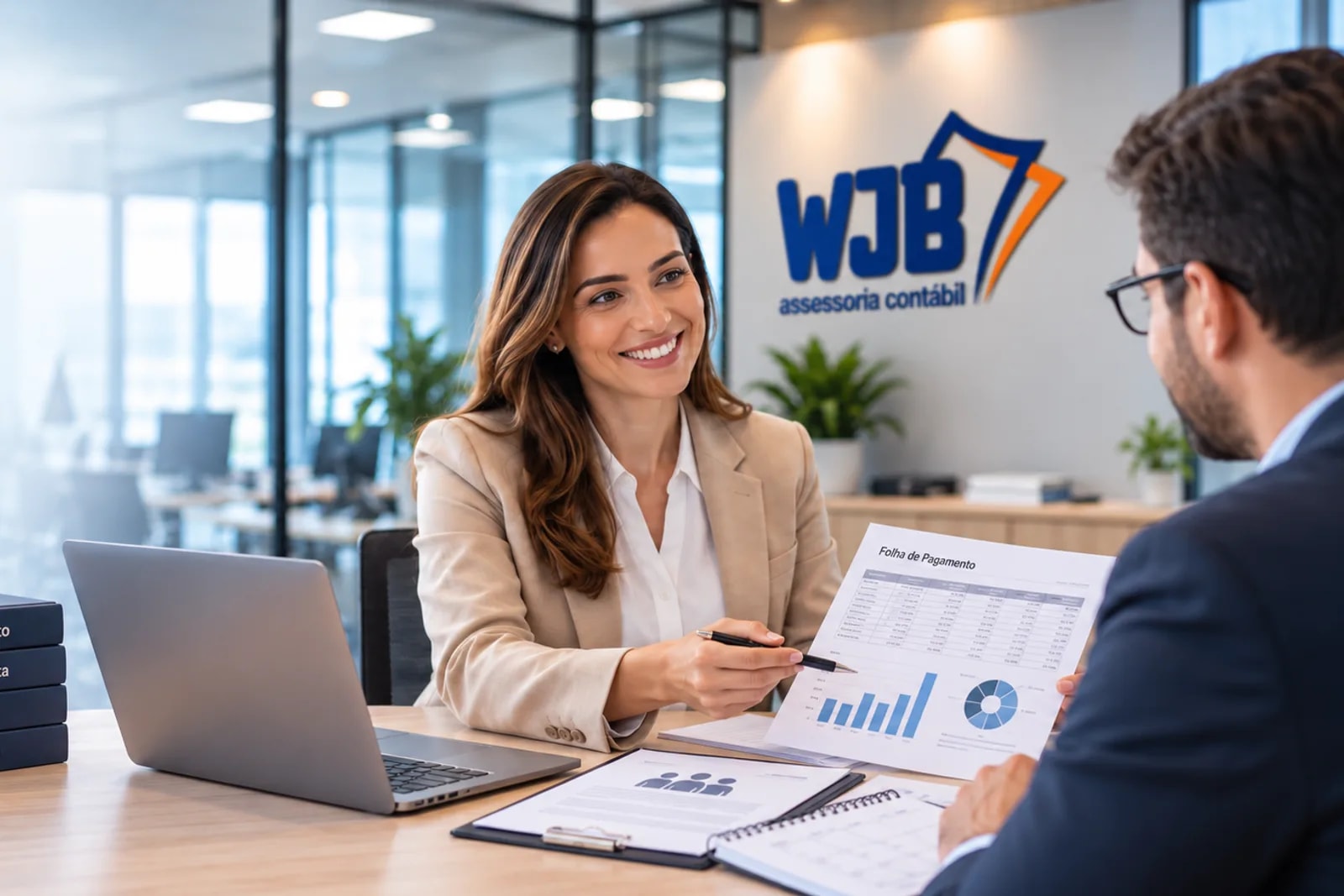 Consultora da WJB apresentando documento de folha de pagamento a cliente